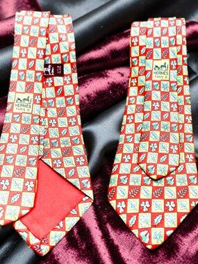 Unused Necktie Hermès Paris 100%  Silk France Made  Autumn & Christmast Leave(10